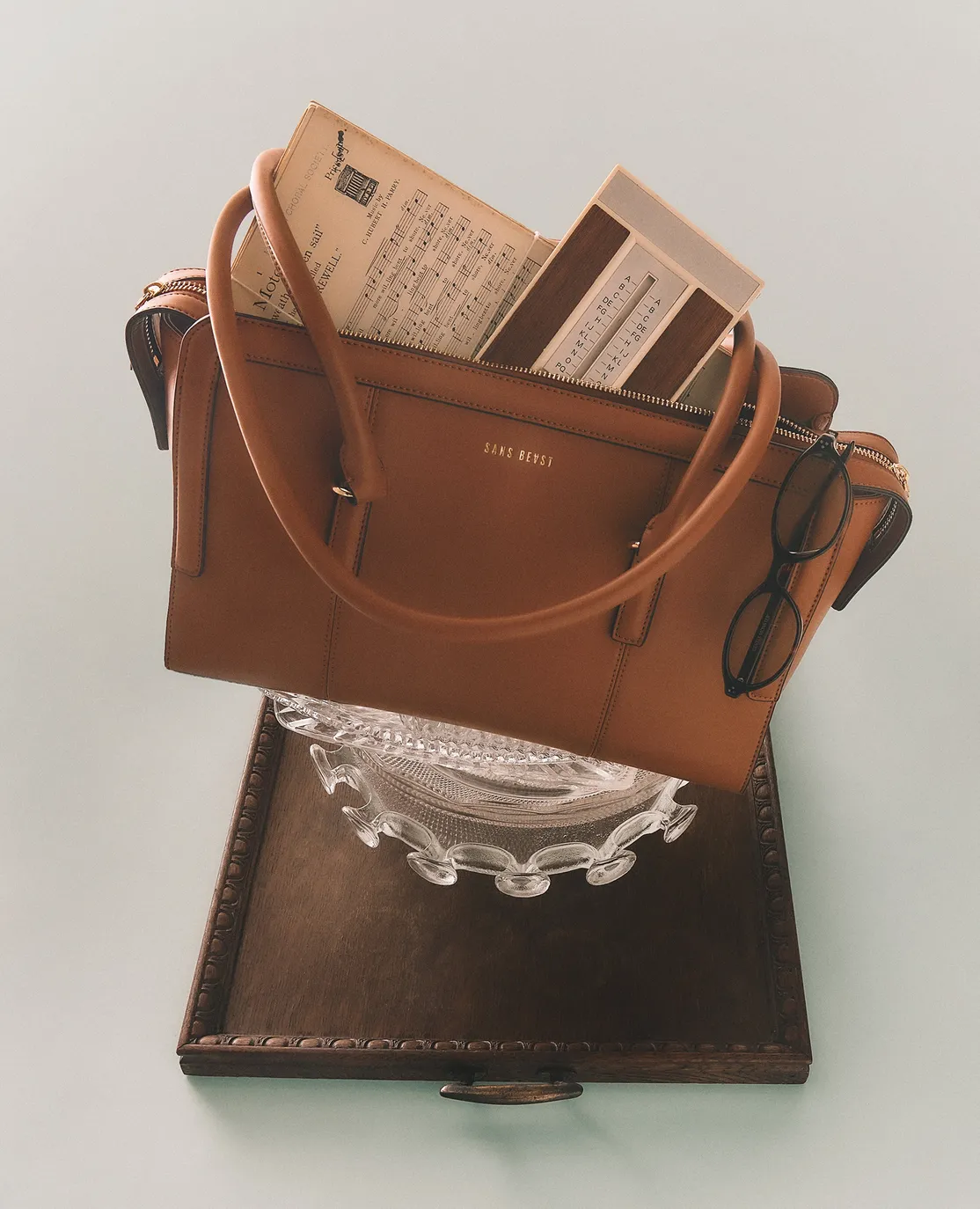 <p><span style="color:hsl(0,0%,0%);">Pictured left: SANS BEAST Long Lunch Tote - Ginger</span></p><p><span style="color:hsl(0,0%,0%);">Pictured right: SANS BEAST Flow Crescent - Seaweed</span></p>