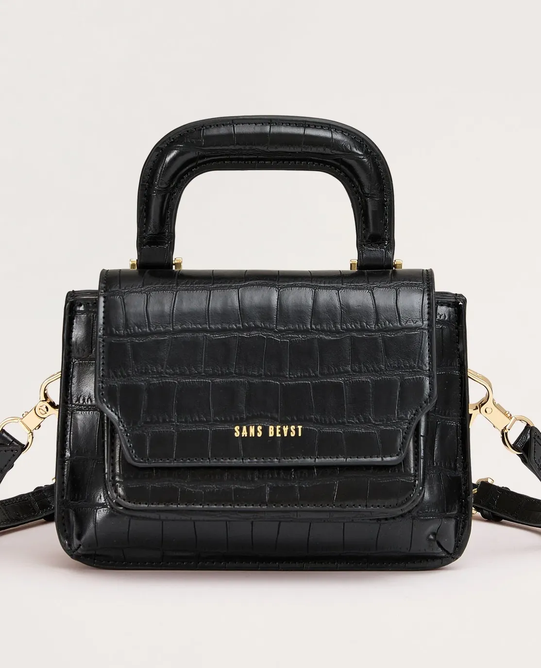 Reader Satchel Noir Gold Front View Sans Beast SQUARE
