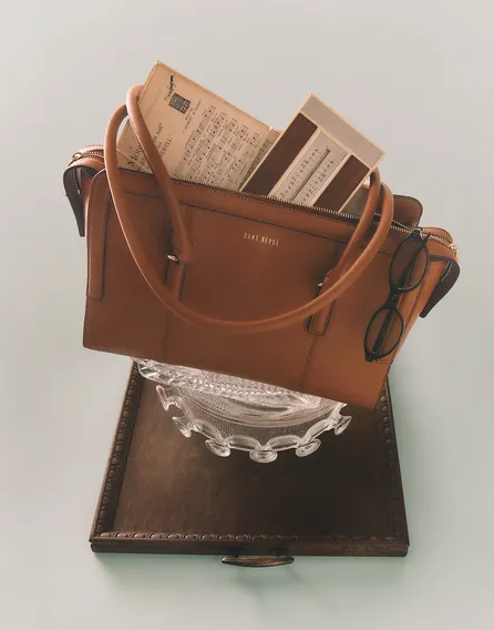 <p><span style="color:hsl(0,0%,0%);">Pictured left: SANS BEAST Long Lunch Tote - Ginger</span></p><p><span style="color:hsl(0,0%,0%);">Pictured right: SANS BEAST Flow Crescent - Seaweed</span></p>