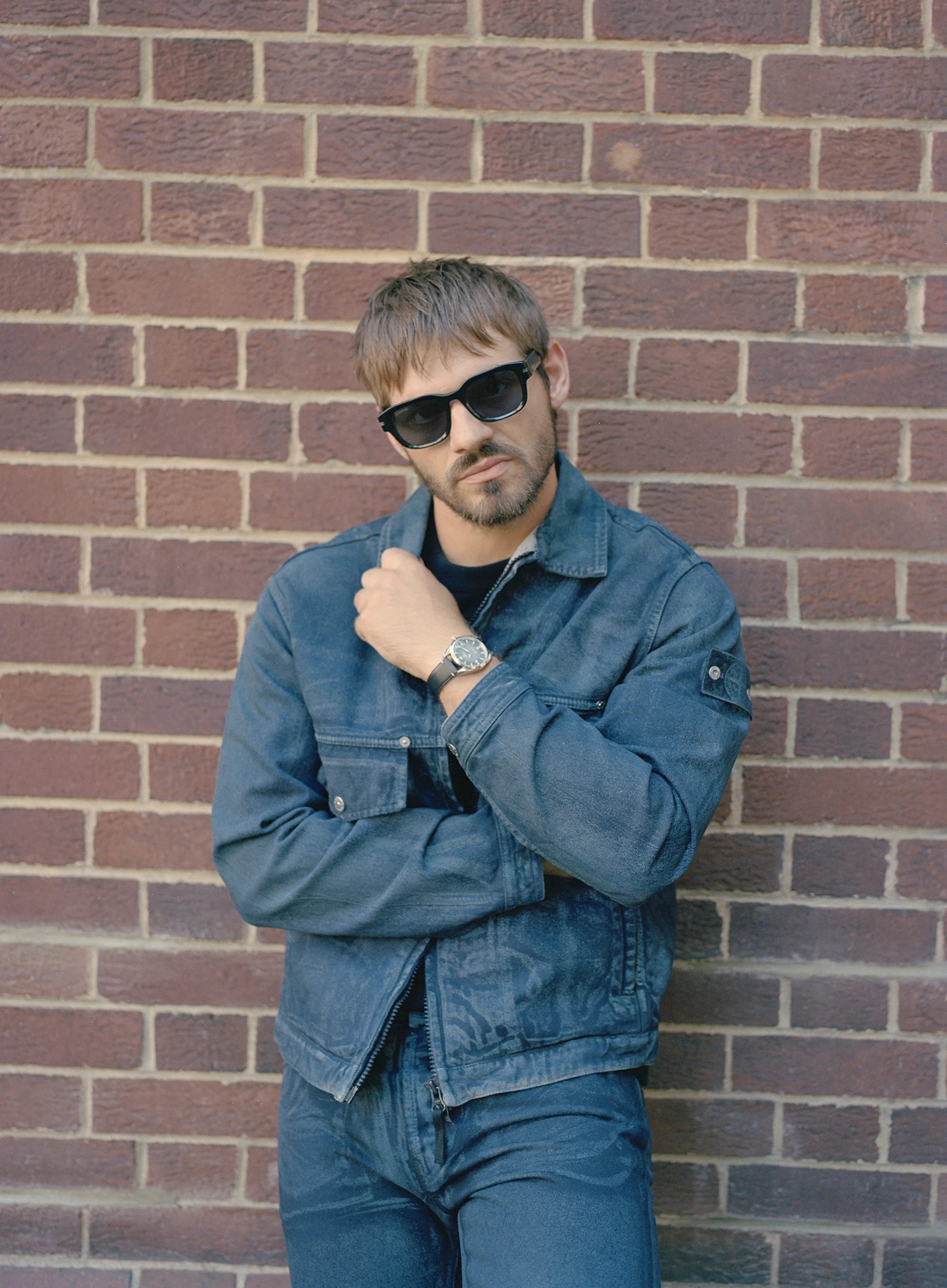 <p>JOHN SMEDLEY t-shirt, STONE ISLAND jacket and trousers, OMEGA watch, LACOSTE EYEWEAR glasses</p>