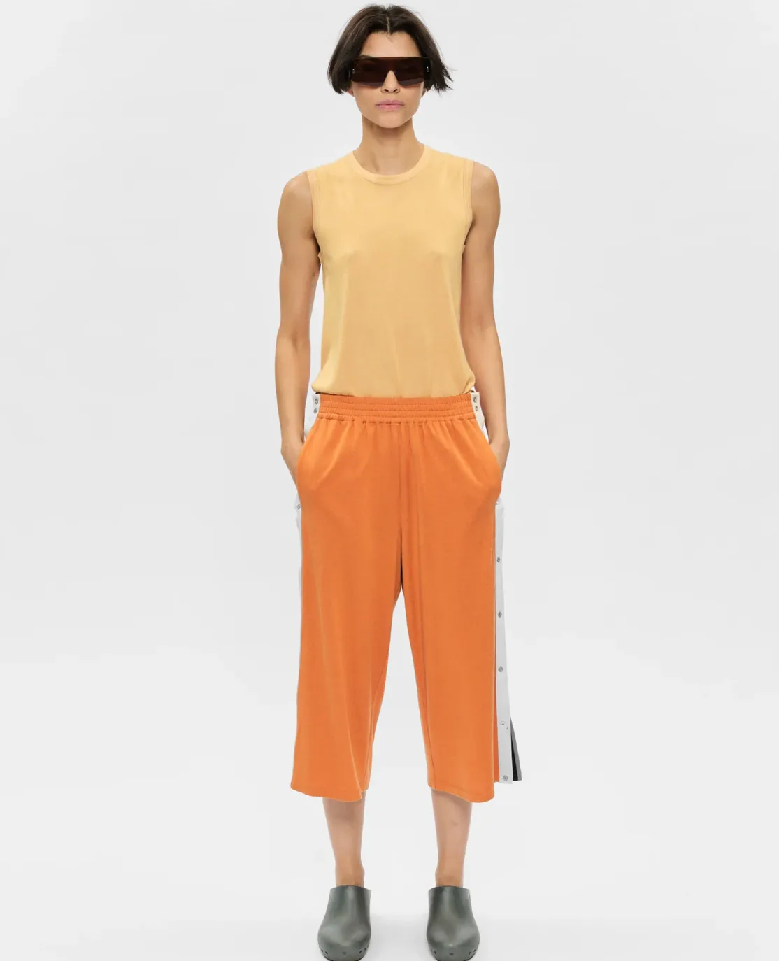 260203 6397 JOOR S26 LOOK 22 CHEETOTEARAWAYSHORTSHERBERTCONTRASTTANK 0592