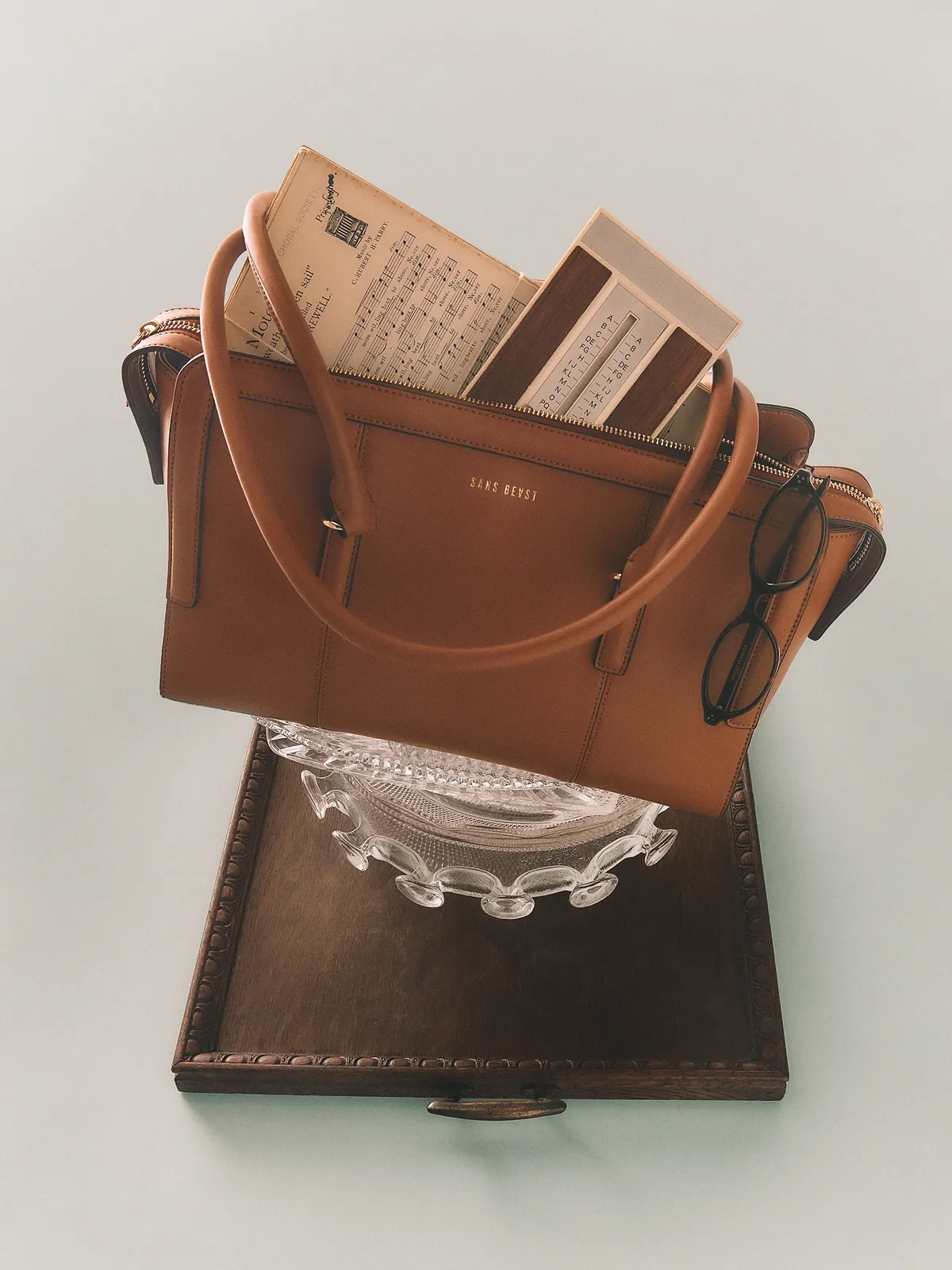 <p><span style="color:hsl(0,0%,0%);">Pictured left: SANS BEAST Long Lunch Tote - Ginger</span></p><p><span style="color:hsl(0,0%,0%);">Pictured right: SANS BEAST Flow Crescent - Seaweed</span></p>